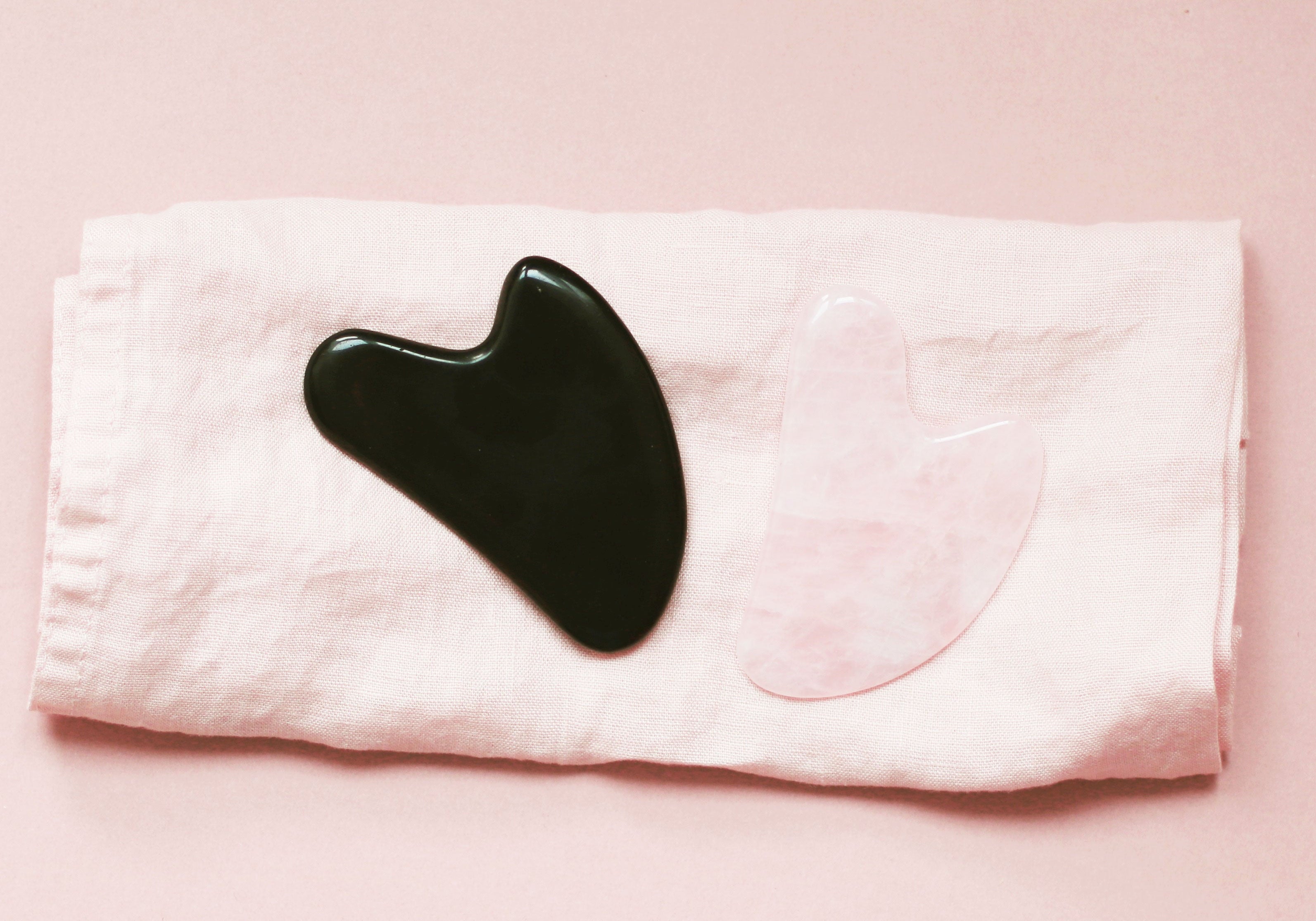 Gua-Sha-Gesichtsmassage vs. Jaderoller. Alles was du über den Beauty-Stein wissen musst